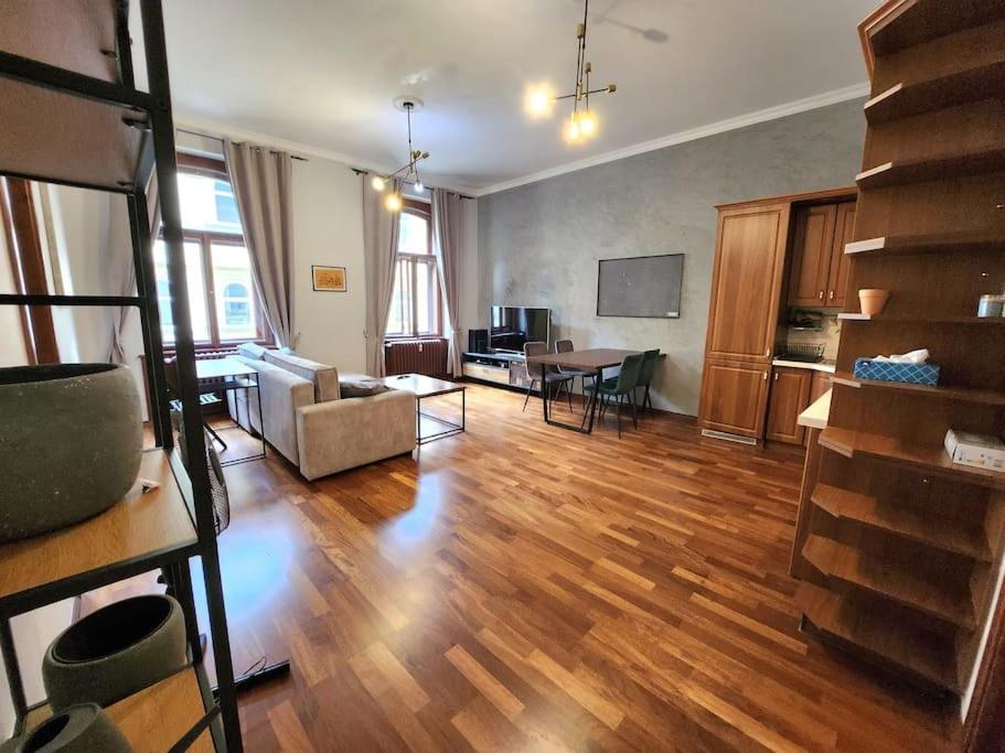 Spacious Apartment 6Min From The Dancing House Прага Екстер'єр фото