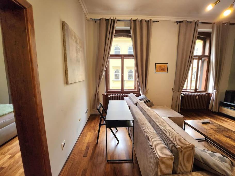 Spacious Apartment 6Min From The Dancing House Прага Екстер'єр фото